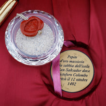 Load image into Gallery viewer, Close up to the included sand case. The slot where it goes features a sticker that reads "Pepite d'oro massiccio la sabbia dell'isola San Salvador dove Christoforo Colombo rivo il 12 ottobre 1492"