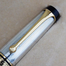 Load image into Gallery viewer, Close up to the cap's clip.