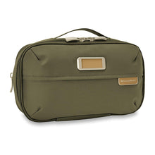Load image into Gallery viewer, Briggs & Riley Baseline Expandable Essentials Kit - Olive
Front Angled View
Height	Width	Depth	Weight
US	6 in.	11 in.	4.5 in.	.8 lbs.
EU	15.2 cm	27.9 cm	11.4 cm	0.4 kg