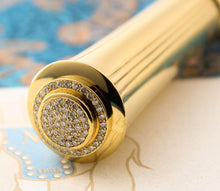 Load image into Gallery viewer, Close up to the diamond pave at the top of the cap.