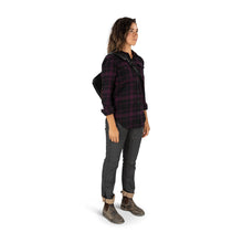 Load image into Gallery viewer, A young woman carrying the sling bag.