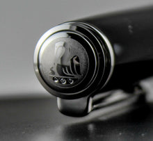 Load image into Gallery viewer, Close up on the cap's top, fefaturing an engraved Pelikan logo and three diamonds.