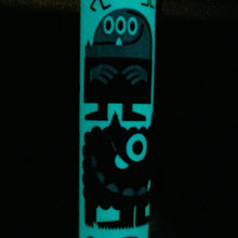 Load image into Gallery viewer, Close up to the pen glowing in the dark.