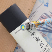 Load image into Gallery viewer, Angled close up to the top of the pen. The disk features the Smithsonian sun logo.