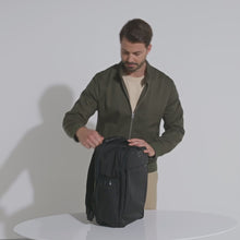 Load and play video in Gallery viewer, Briggs & Riley Baseline Traveler Backpack - Navy
MP4 Video demonstrating product feature benefits of the Traveler Backpack
Height	Width	Depth	Weight
US	18 in.	12 in.	8.8 in.	3.3 lbs.
EU	45.7 cm	30.5 cm	22.4 cm	1.5 kg