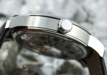 Load image into Gallery viewer, Close up to the watch crown.