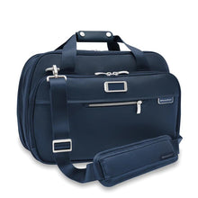 Load image into Gallery viewer, Briggs & Riley Baseline Expandable Cabin Bag - Navy
Image of Front Angled View, shown with detachable shoulder strap
Height	   Width	     Depth	    Weight
US	11 in.	17 in.	8 in.	        3 lbs.
EU	27.9 cm	43.2 cm	20.3 cm	1.4 kg