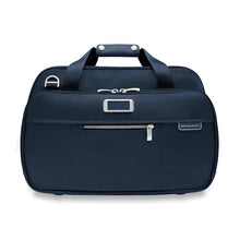 Load image into Gallery viewer, Briggs & Riley Baseline Expandable Cabin Bag - Navy
Image of Front Panel View
Height	   Width	     Depth	    Weight
US	11 in.	17 in.	8 in.	        3 lbs.
EU	27.9 cm	43.2 cm	20.3 cm	1.4 kg