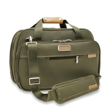 Load image into Gallery viewer, Briggs & Riley Baseline Expandable Cabin Bag - Olive
Image of Front Angled View with matching shoulder strap
Height	   Width	     Depth	    Weight
US	11 in.	17 in.	8 in.	        3 lbs.
EU	27.9 cm	43.2 cm	20.3 cm	1.4 kg