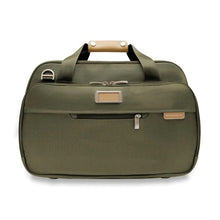 Load image into Gallery viewer, Briggs & Riley Baseline Expandable Cabin Bag - Olive
Image of Front Panel View
Height	   Width	     Depth	    Weight
US	11 in.	17 in.	8 in.	        3 lbs.
EU	27.9 cm	43.2 cm	20.3 cm	1.4 kg