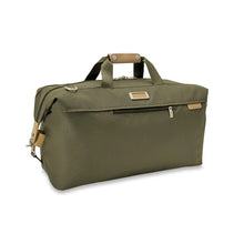 Load image into Gallery viewer, Briggs & Riley Baseline Weekender Duffle - Olive
Image of Front Angled View
Height	    Width	    Depth	    Weight
US	15.5 in.	20 in.     9 in.	      2.5 lbs.
EU	39.4 cm	50.8 cm	22.9 cm	1.1 kg