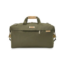 Load image into Gallery viewer, Briggs & Riley Baseline Weekender Duffle - Olive
Image of Front Panel View
Height	    Width	    Depth	    Weight
US	15.5 in.	20 in.     9 in.	      2.5 lbs.
EU	39.4 cm	50.8 cm	22.9 cm	1.1 kg