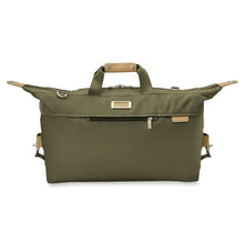 Load image into Gallery viewer, Briggs & Riley Baseline Weekender Duffle - Olive
Image of Front Panel View. Side flaps securely cinch down with clasps, to reduce items from shifting in transit
Height	    Width	    Depth	    Weight
US	15.5 in.	20 in.     9 in.	      2.5 lbs.
EU	39.4 cm	50.8 cm	22.9 cm	1.1 kg