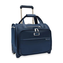 Load image into Gallery viewer, Briggs & Riley Baseline 2-Wheel Cabin Bag - Navy
Image of Front Angled View showing telescoping handle in lower stage
Height	   Width	     Depth	     Weight
US	13.5 in.	15.5 in.	9.5 in.	6.5 lbs.
EU	34.3 cm	39.4 cm	24.1 cm	3 kg