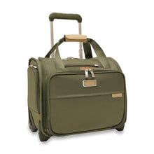 Load image into Gallery viewer, Briggs & Riley Baseline 2-Wheel Cabin Bag - Olive
Image of Front Angled View
Height	   Width	     Depth	     Weight
US	13.5 in.	15.5 in.	9.5 in.	6.5 lbs.
EU	34.3 cm	39.4 cm	24.1 cm	3 kg