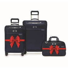 Load image into Gallery viewer, Briggs & Riley Baseline Executive Travel Duffle - Navy
Image of 3 Briggs & Riley Baseline Luggage pieces, two with red bows.  The perfect gift for any occasion
Height	      Width   Depth	     Weight
US	10.5 in.	16.8 in.	8 in.	       2.5 lbs.
EU	26.7 cm	42.7 cm	20.3 cm	1.1 kg