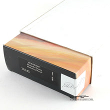 Load image into Gallery viewer, Close up to the presentation box's product tag.