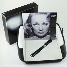 Load image into Gallery viewer, The fountain pen arranged in the packaging with the booklet.