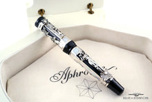 Load image into Gallery viewer, The fountain pen inside the shell-shaped presentation box.