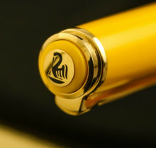 Load image into Gallery viewer, Close up to the cap top with a golden medal and the Pelikan Logo.