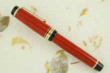 Load image into Gallery viewer, Side view of the fountain pen with the cap on.