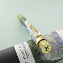 Load image into Gallery viewer, Angled top disk view of the pen, featuring THE MET logo at the top.