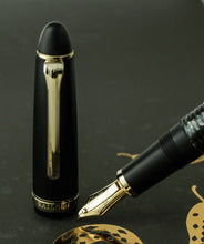 Load image into Gallery viewer, Close up to the fountain pen nib and cap.