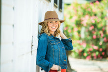 Load image into Gallery viewer, Model with Hat