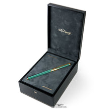 Load image into Gallery viewer, The fountain pen set in the presentation box.
