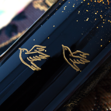 Load image into Gallery viewer, Close up to the two birds painted on the pen.