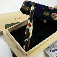 Load image into Gallery viewer, The fountain pen barrel arranged with the boxes and kimono sleeve.