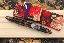 Load image into Gallery viewer, Front view of the fountain pen, arranged with the pen sleeve, and presentation box.