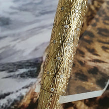 Load image into Gallery viewer, Close up to the back of the pen