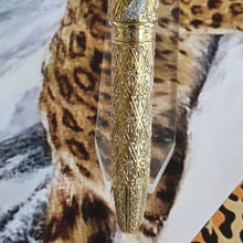 Load image into Gallery viewer, Close up to the bottom portion of the pen showing the diamonds placed between the decorated gold barrel.