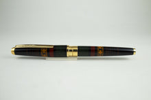 Load image into Gallery viewer, The fountain pen with the cap on