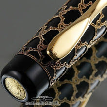 Load image into Gallery viewer, Close up to the top of the clip. It has 18K engraved on it. The top of the cap also has an engraving with the logo and the text VISCONTI ALHAMBRA.