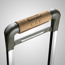 Load image into Gallery viewer, Briggs & Riley Tan Suede Outsider Handle Wrap
Shown with three embossed initials and wrapped around Baseline Telescoping Handle.