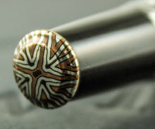 Load image into Gallery viewer, Close up to the bottom of the pen. It has a design with lines.