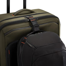 Load image into Gallery viewer, Briggs & Riley ZDX Large Expandable Spinner Luggage - Hunter Green
Image of SmartLink™ strap transports two or more bags as one.
	Height	Width	Depth	Weight
US	 29"	         20"	         12"	        11.4 lbs.
EU	73.7 cm	 50.8 cm	 30.5 cm	5.2 kg