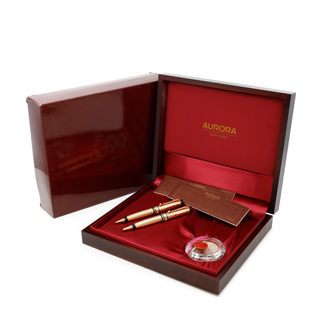 Arrangement of the set with the included presentation box, sand container, documents, and outer sleeve. Placed on a white background.