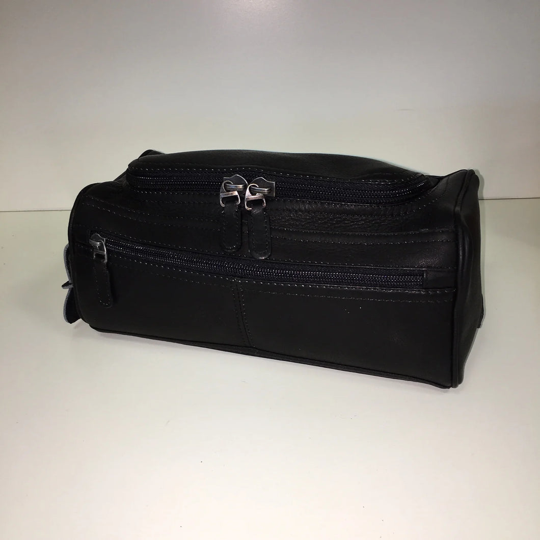 Dorado Basic Shave Kit - Black

Image of Front Angled View.  Showing U-Shaped Top Zip Opening into main compartment.  Full length zip pocket on front panel and matching leather handle grip.  Gun metal hardware

Dimensions: 11(L) X 5(H) X 6