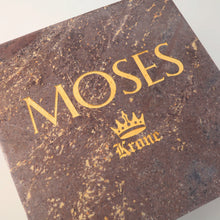 Load image into Gallery viewer, Close up to the lid of the presentation box with the name MOSES and Krone logo engraved and dyed in yellow.

