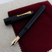 Load image into Gallery viewer, The fountain pen arranged with the cap, red polishing cloth and outer box.
