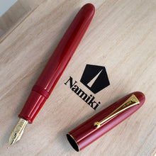 Load image into Gallery viewer, The fountain pen and cap arranged on the lid of the wooden box. 
