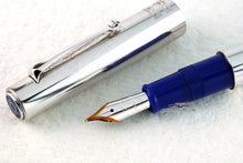 Load image into Gallery viewer, close up to the cap and fountain pen nib. The nib is made bi-colored, and has the Star of David engraved on it.
