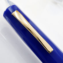 Load image into Gallery viewer, Angled close up to the golden cap clip.
