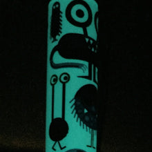 Load image into Gallery viewer, Close up to the pen glowing in the dark. 
