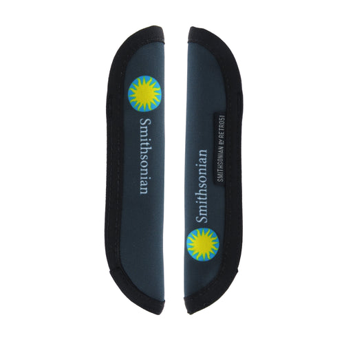 Side views of the Smithsonian Rickshaw pen sleeve. It it a dark gray with the Smithsonian logo printed on both sides. 