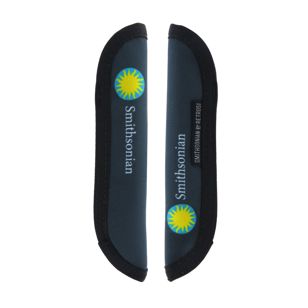Side views of the Smithsonian Rickshaw pen sleeve. It it a dark gray with the Smithsonian logo printed on both sides. 