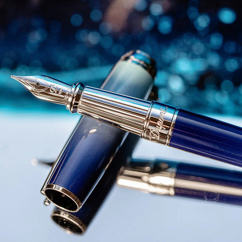 Close up to the fountain pen grip section resting on the cap.